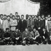 Lycée-collège Fromentin: classe photographiée devant le fronton