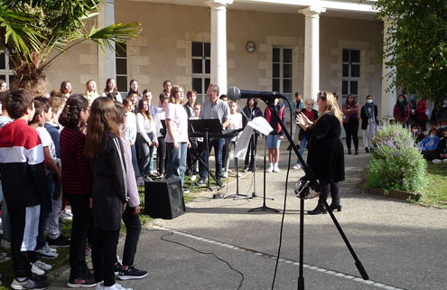 Les élèves du collège Fromentin en 2021 lors de l'hommage à Samuel Paty