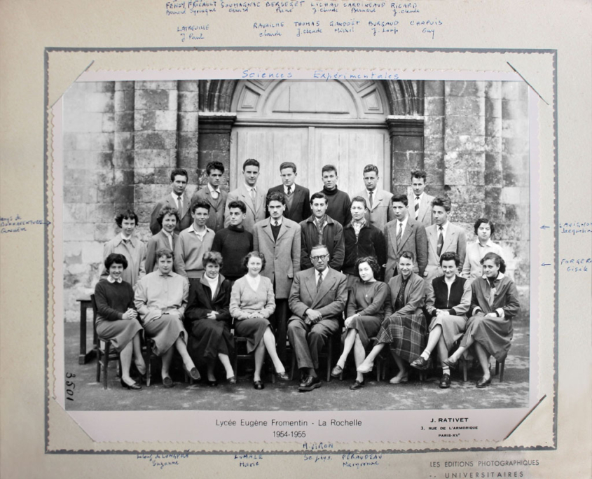 Fromentin - Année 1954-55 : classe de sciences expérimentales (noms autour de la photo) [Archives départementales 17]