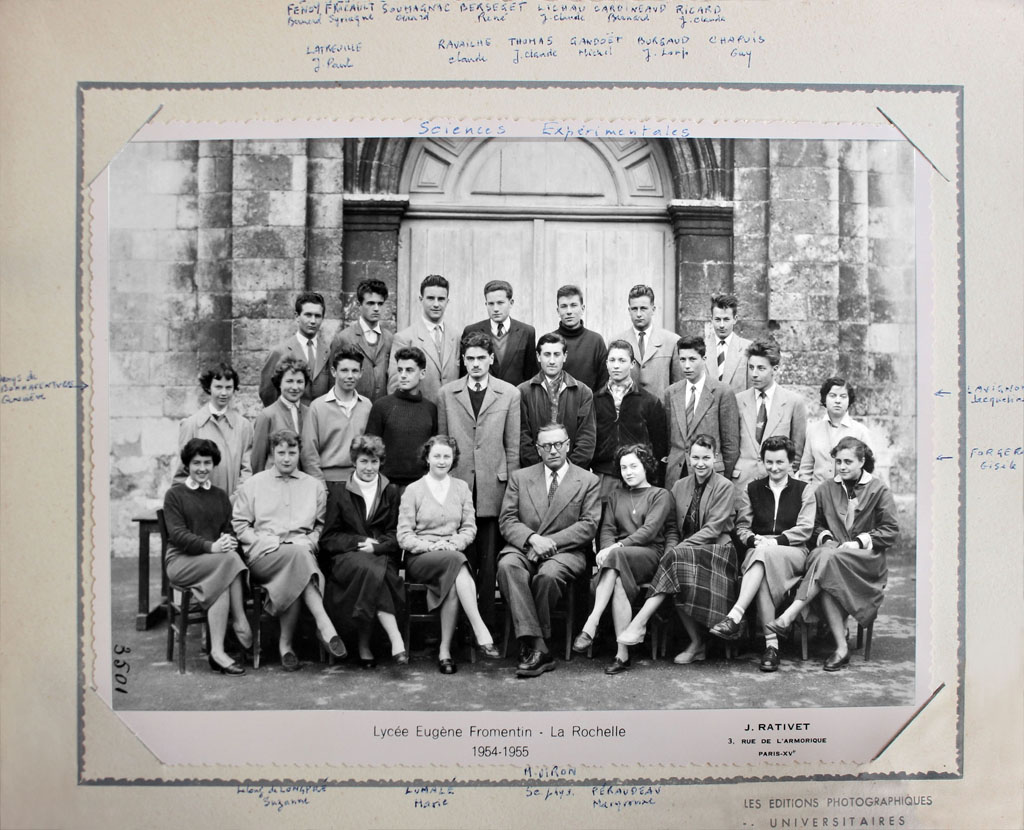 Fromentin - Année 1954-55 : classe de sciences expérimentales (noms autour de la photo) [Archives départementales 17]